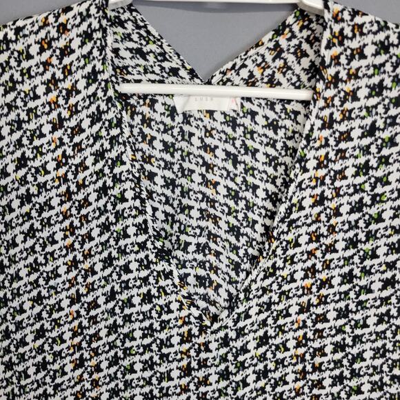 Lush Geometric Top Womens M Black White Oversized V-Neck Cuffed Short Sleeves - Picture 3 of 14